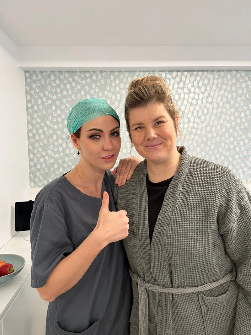 Ehemalige Patientin mit Frau Dr. Chataline direkt nach der OP