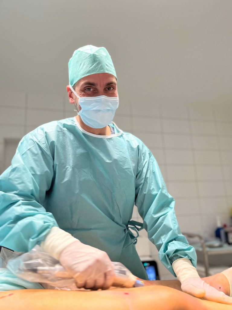Dr. David Christel in OP Kleidung bei einer Liposuktion
