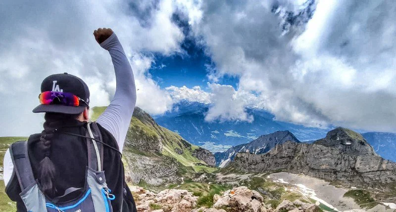 Ehemalige Patientin beim Bergsteigen.