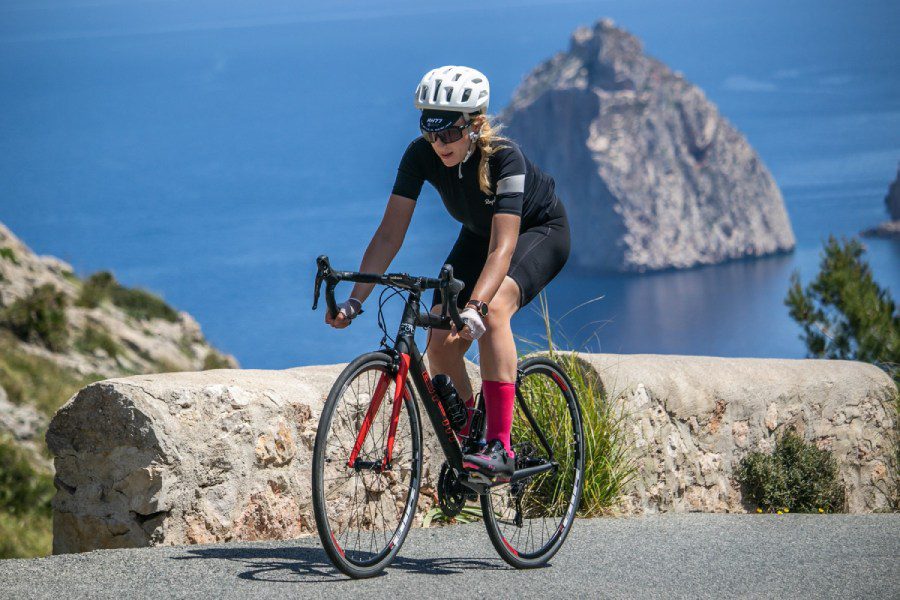 Kathrin, ehemalige Patientin auf Mallorca beim Radrennfahren