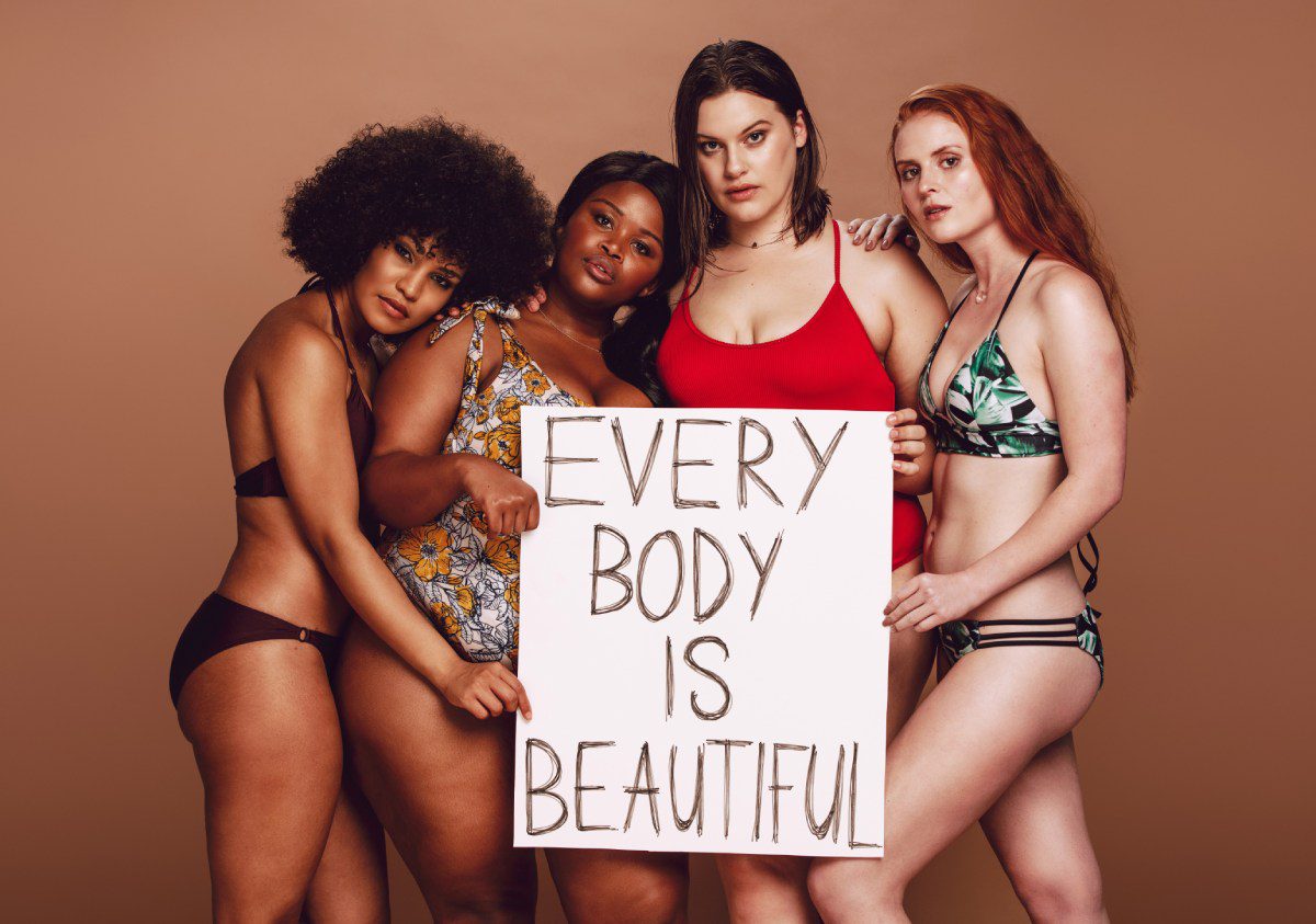 Vier Frauen mit Statement every body is beautiful