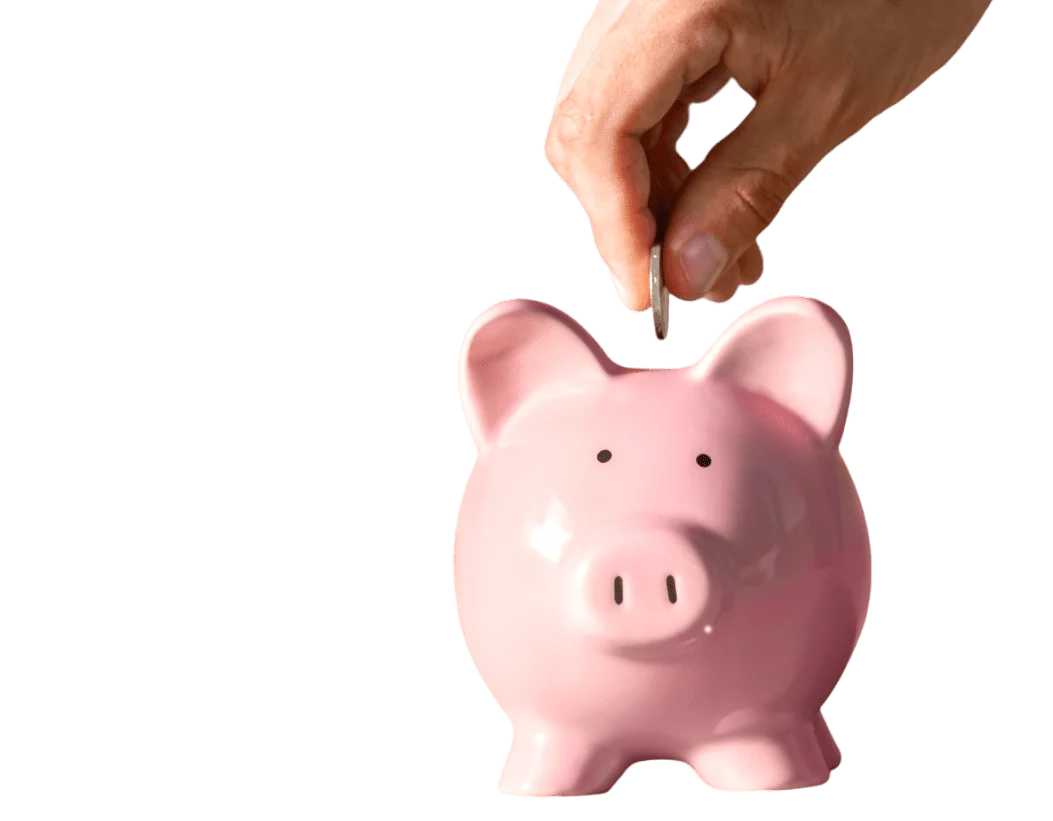 Eine Hand wirft eine Münze in ein rosa Sparschwein, was Finanzierung symbolisiert und das Konzept des Geldsparens betont.