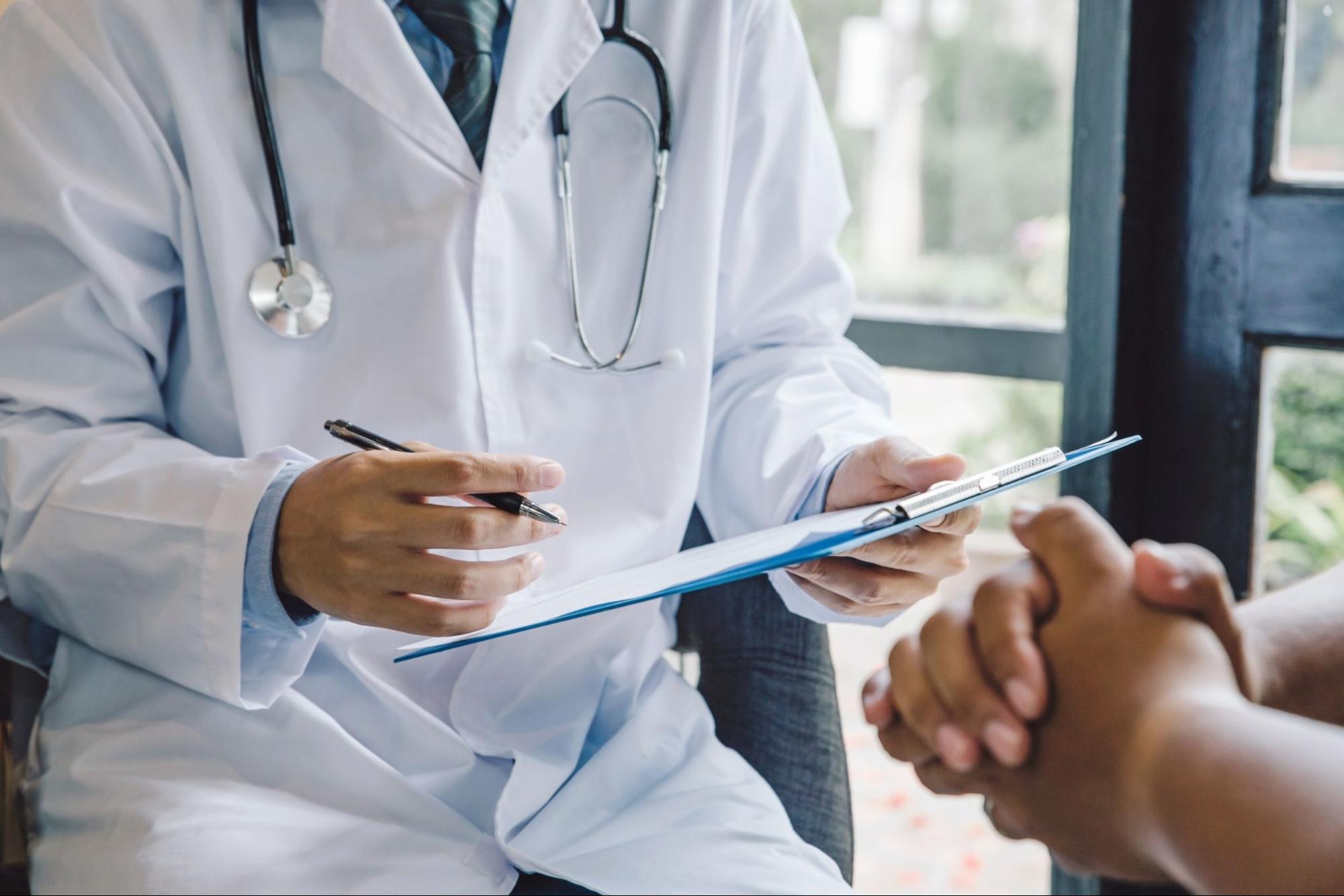 Arzt spricht mit Patientin über eine mögliche Lipödem-OP